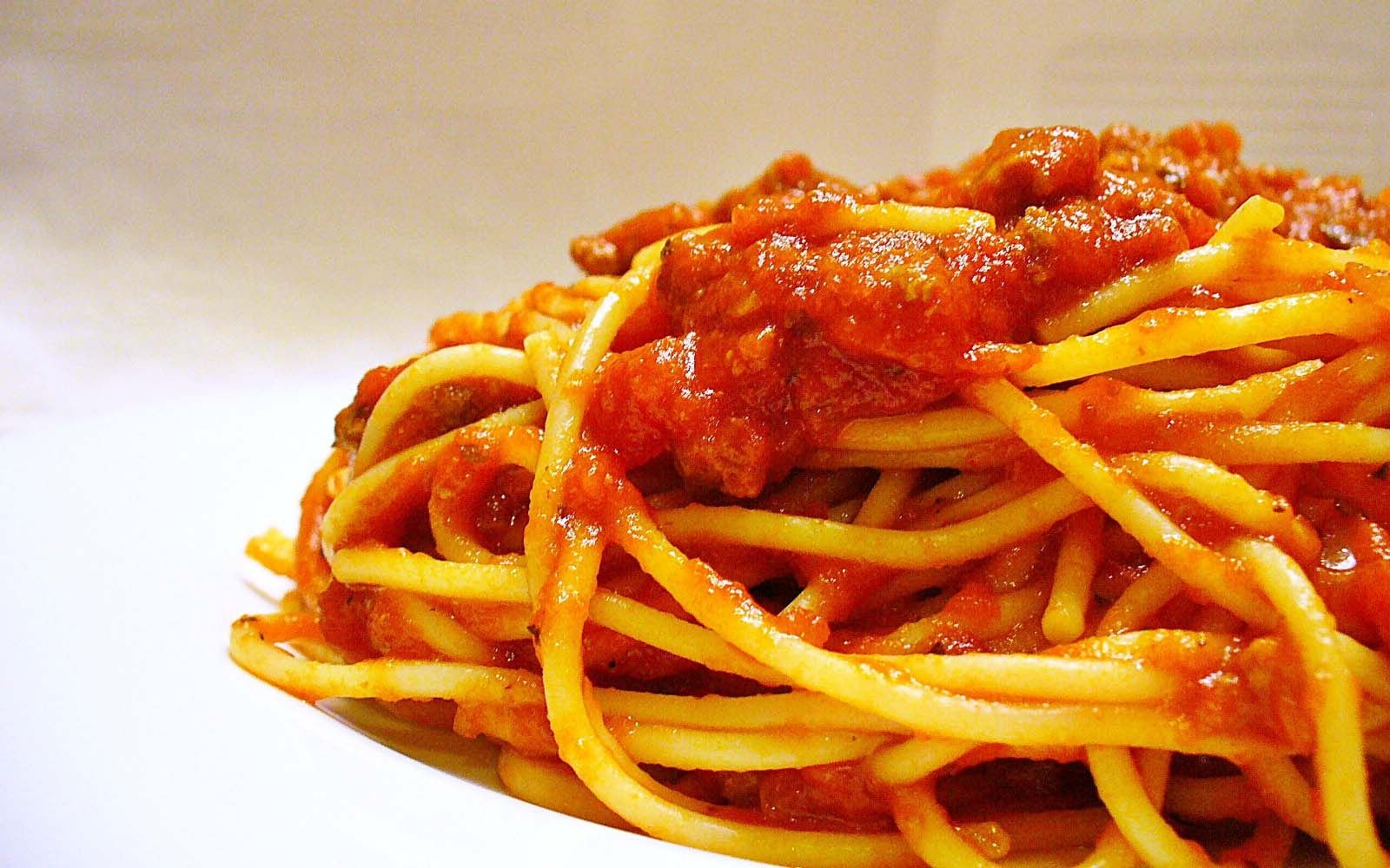Спагетти с перцем. Спагетти. Аппетитные спагетти. Спагетти вид сбоку. Пучок спагетти.