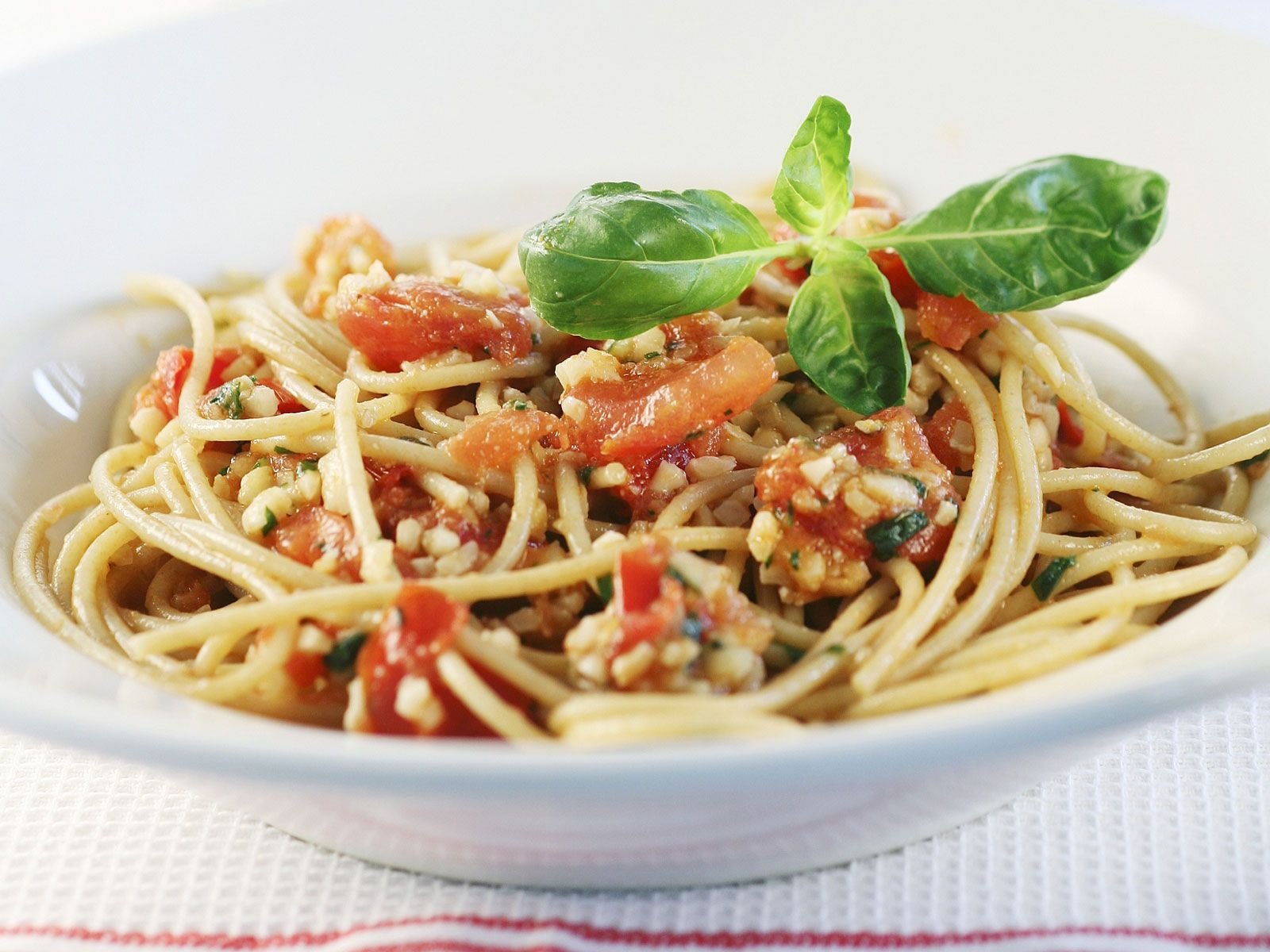 Спагетти с перцем. Сицилийская паста. Спагетти скрученные. Спагетти том ям.