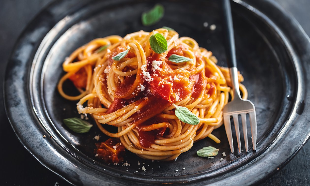 Томатные спагетти. Спагетти Помодоро. Спагетти с подливом. Пеппино спагетти. Спагетти с перцем