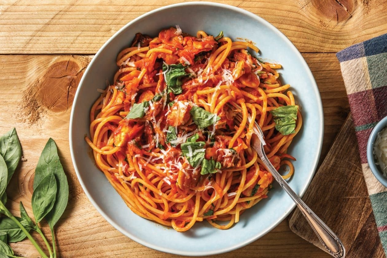 Спагетти с перцем. Спагетти Аль Помодоро. Летний салат болоньезе. Суп болоньезе.
