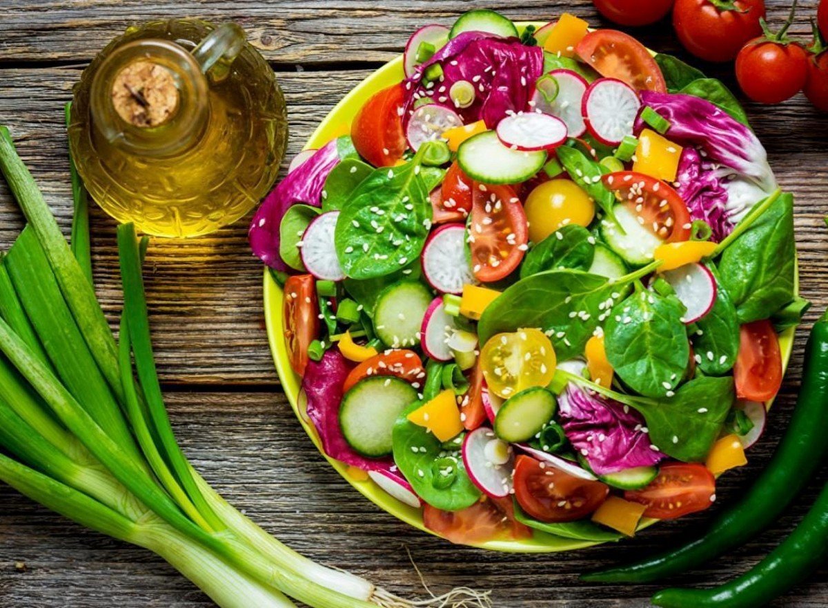 Салат из овощей с маслом