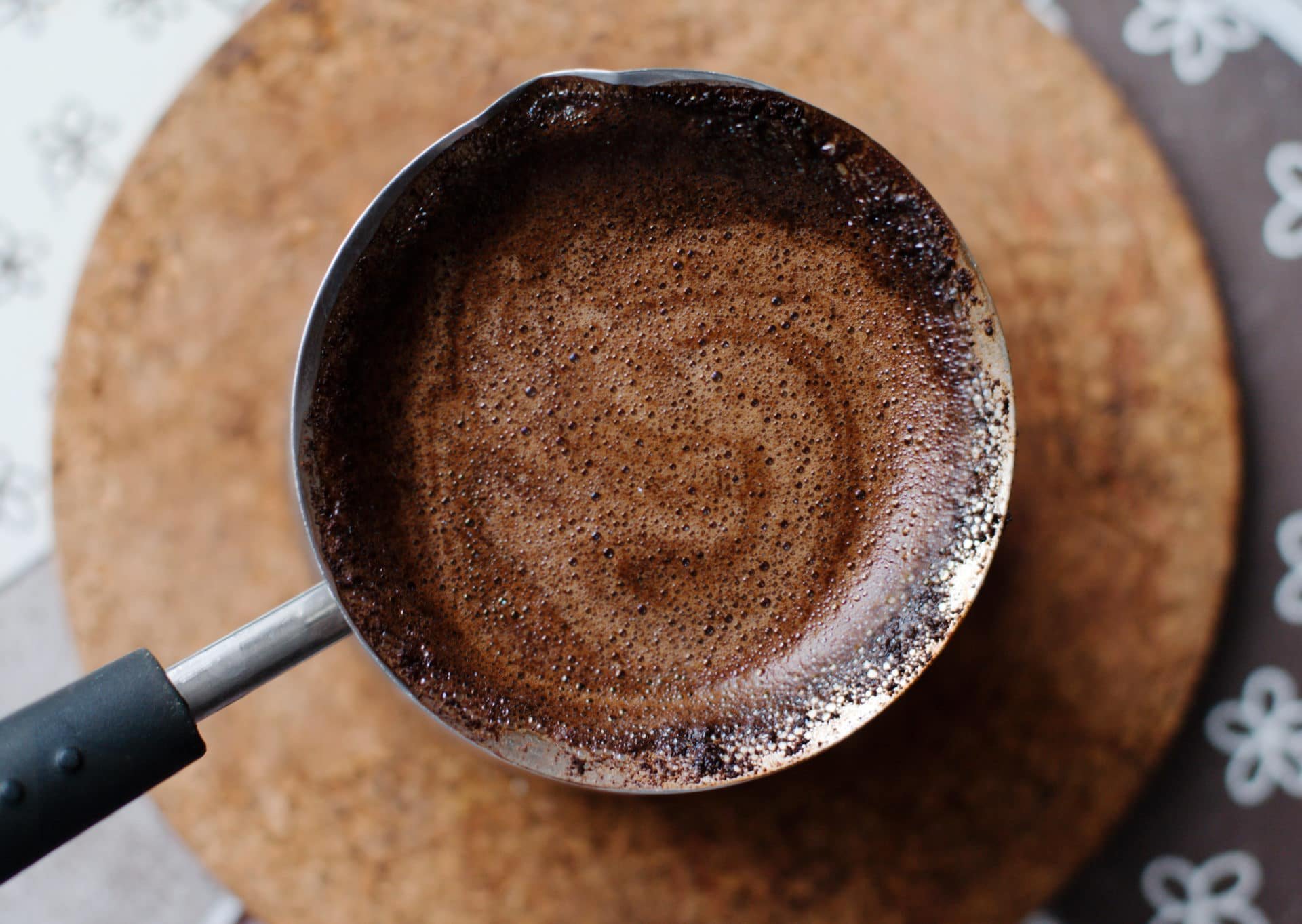 Как заварить молотый кофе в турке. Турки для кофе. Кофе в турке. Вареный кофе. Кофе в джезве на песке.
