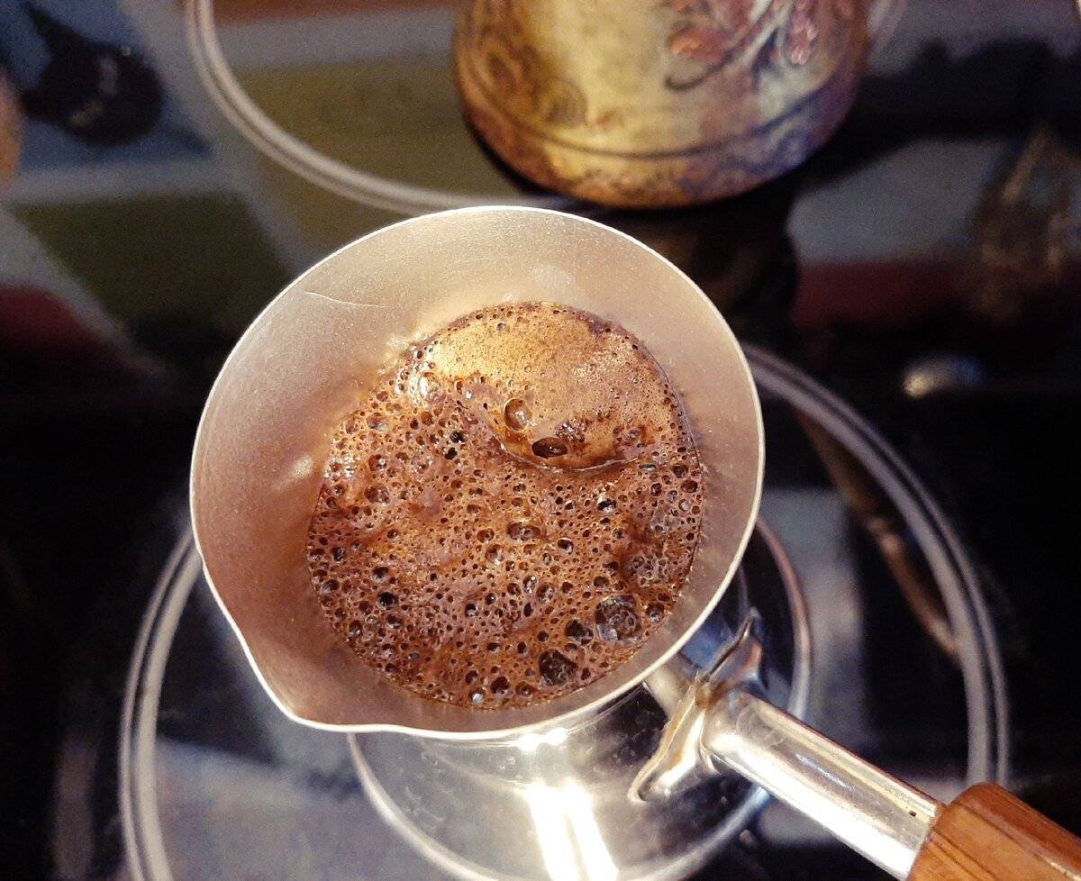 Как сварить кофе рецепт. Кофе в турке. Свежезаваренный кофе. Джезва для кофе. Вареный кофе.