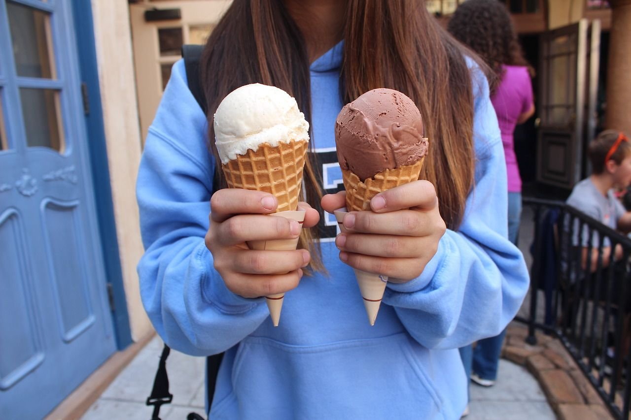 Хочу купить мороженое. Мороженое. Девушка и мороженое. Девушка в мороженом. Девочка с мороженым.