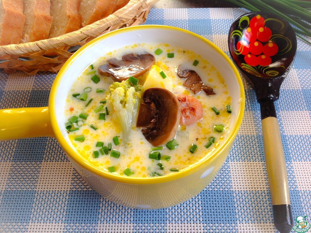 2017 году приготовили сырный суп. Грибной сырный суп. Сырный суп с грибами и плавленным сыром. Сырный суп с шампиньонами. Суп с шампиньонами и плавленным сыром.