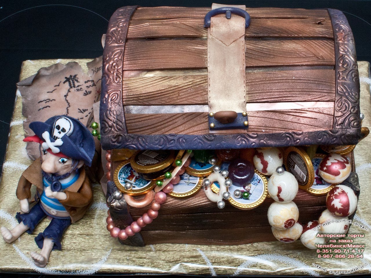Торт пиратский сундук с сокровищами из мастики