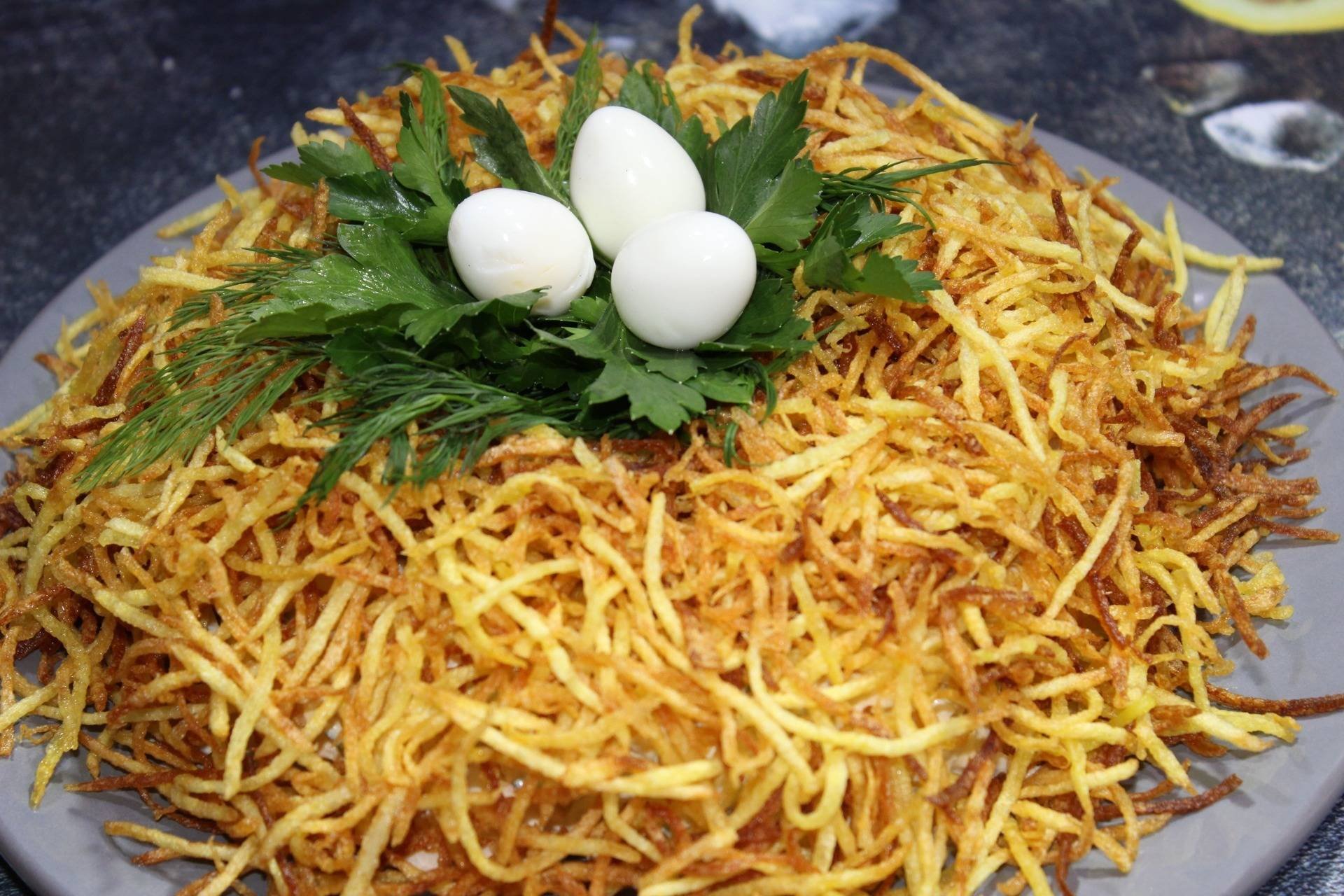 Салат «Гнездо» с копченой курицей и перепелиным яйцом