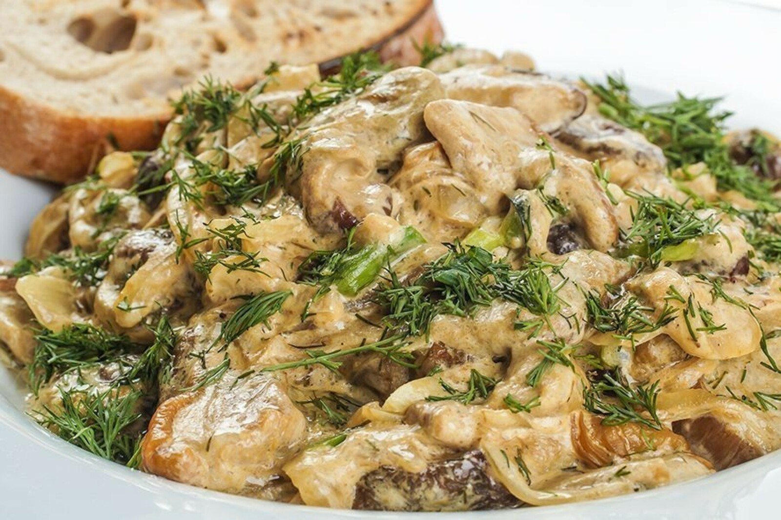 Рецепт с шампиньонами на сковороде со сметаной. Жареные грибы со сметаной. Тушеные грибы. Шампиньоны тушеные в сметане. Блюда с шампиньонами и картофелем.