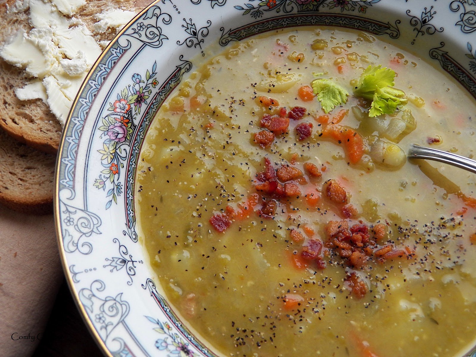 Можно в год гороховый суп. Наваристый гороховый суп. Суп гороховый с копченостями. Гороховый суп с копчеными крылышками. Густой наваристый суп.
