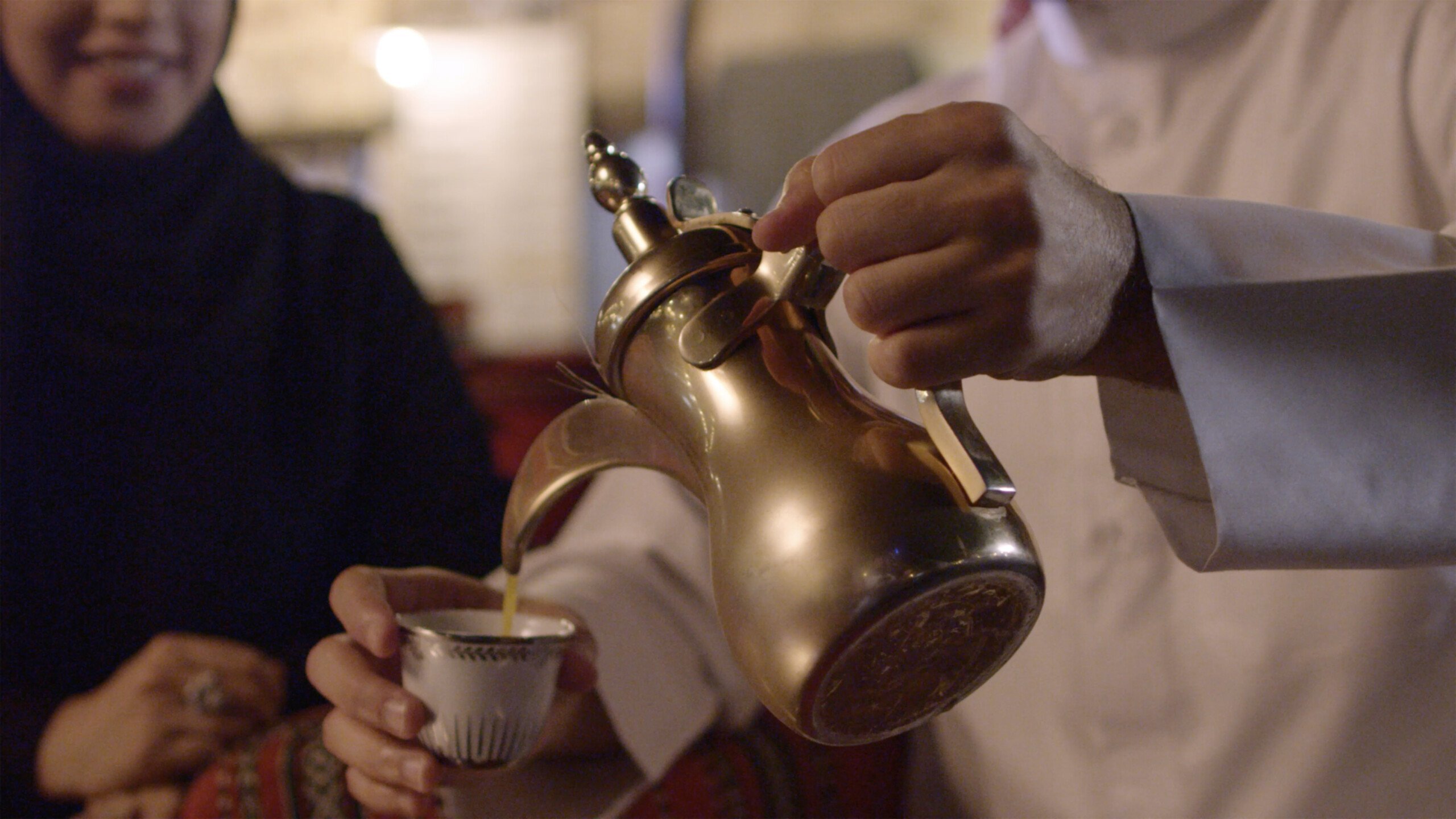 Арабская пито. Катар кофе. Арабский кофе. Чайная церемония в ОАЭ. Кофейная церемония.