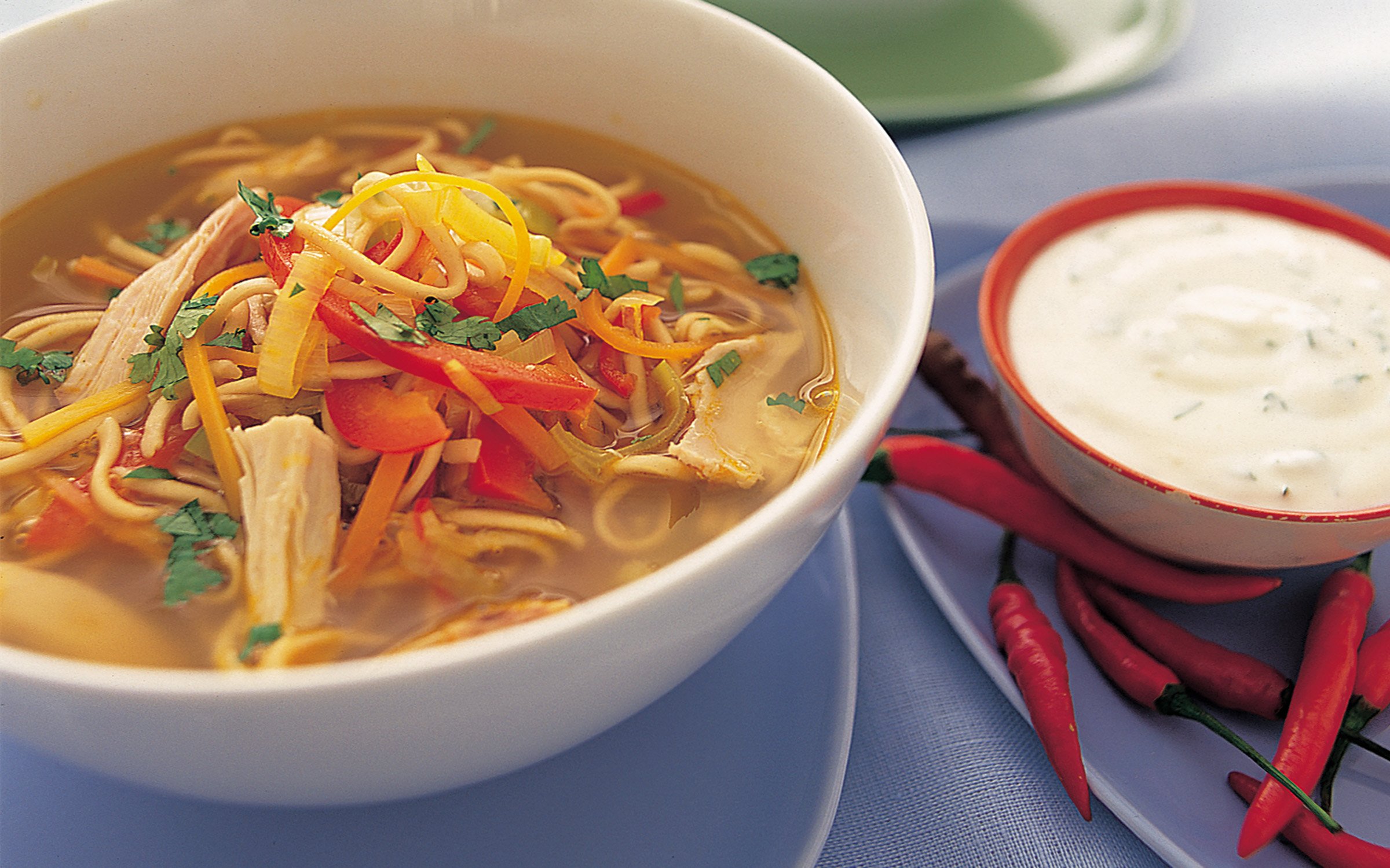 Суп с лапшой и овощами. Суп лапша. Тайский суп с лапшой. Суп лапша домашняя. Куриный суп с лапшой.