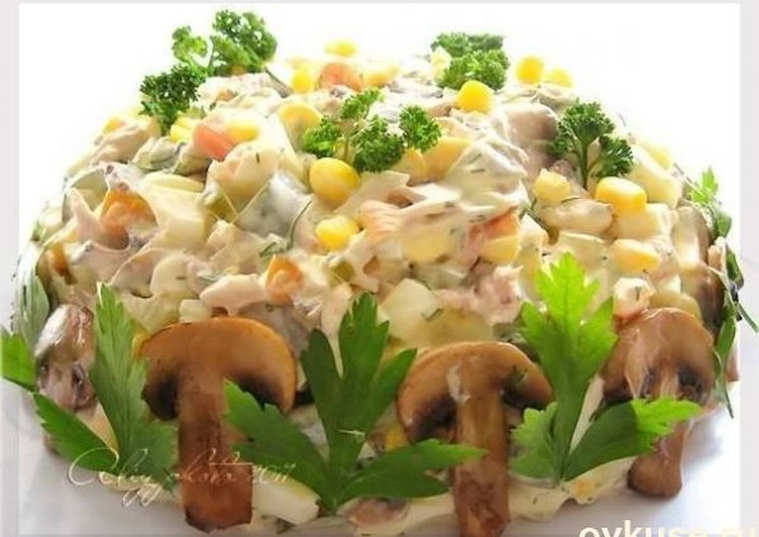 Копченая курица шампиньоны маринованные. Осенний салат. Салат с курицей кукурузой и грибами. Салат осенний с курицей и грибами. Салат с опятами и курицей.
