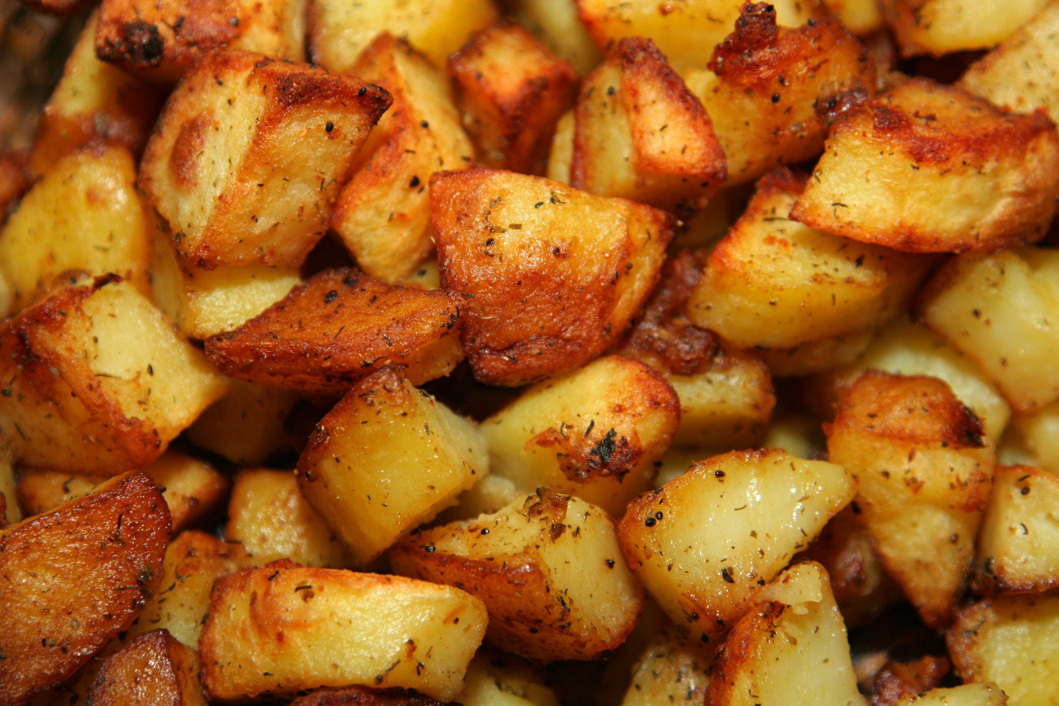 Жареная картошка посыпана пряными. Жареный картофель. Жареная картошка. Картофель по деревенски. Обжаренная картошка.