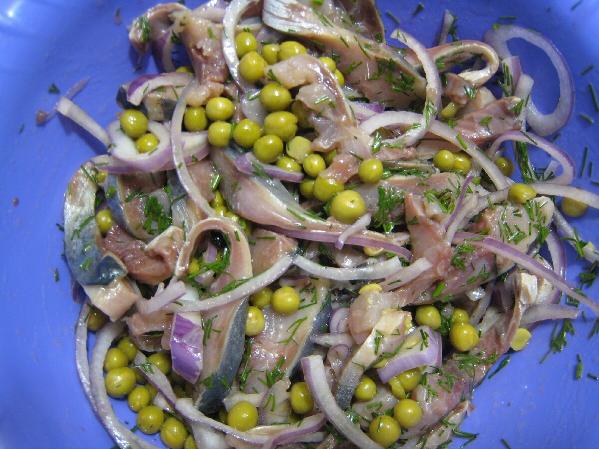 Салат селедка с горошком и луком