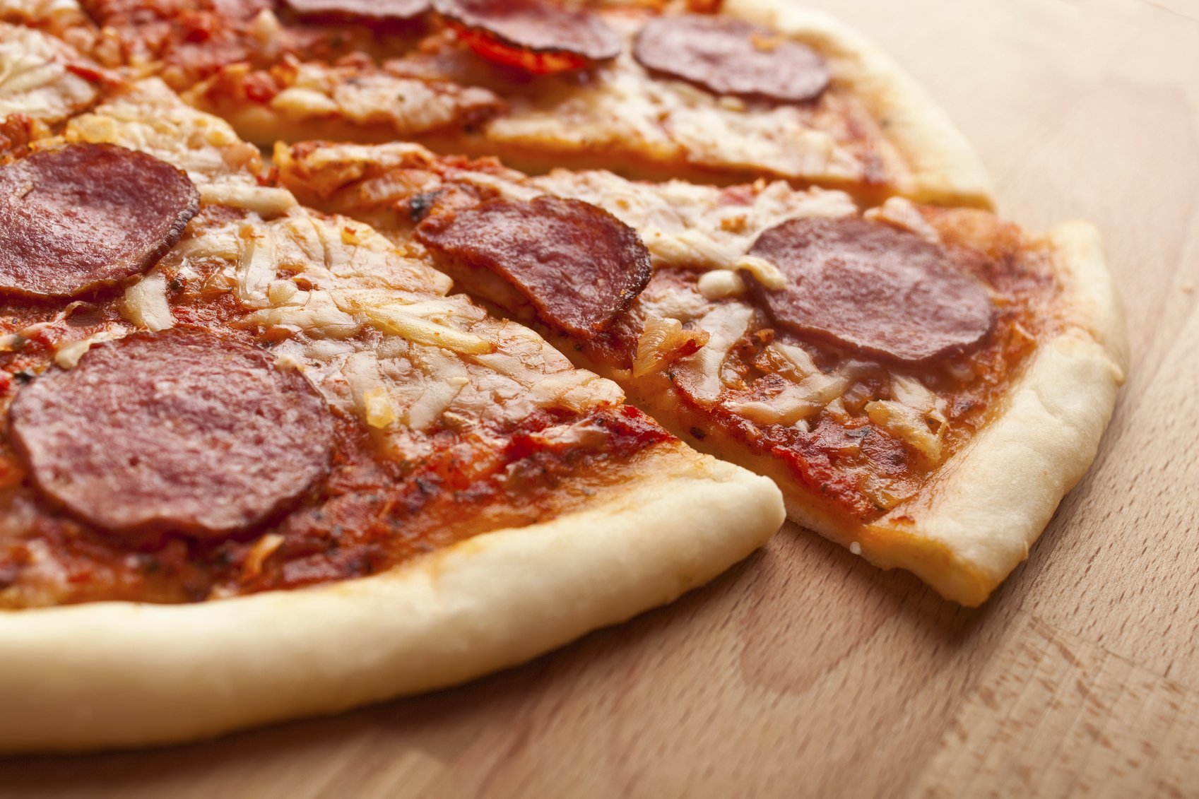Пицца с колбасками. Пицца салями пепперони. Пицца с колбасой салями. Пицца с сервелатом. Колбаса для пиццы пепперони.