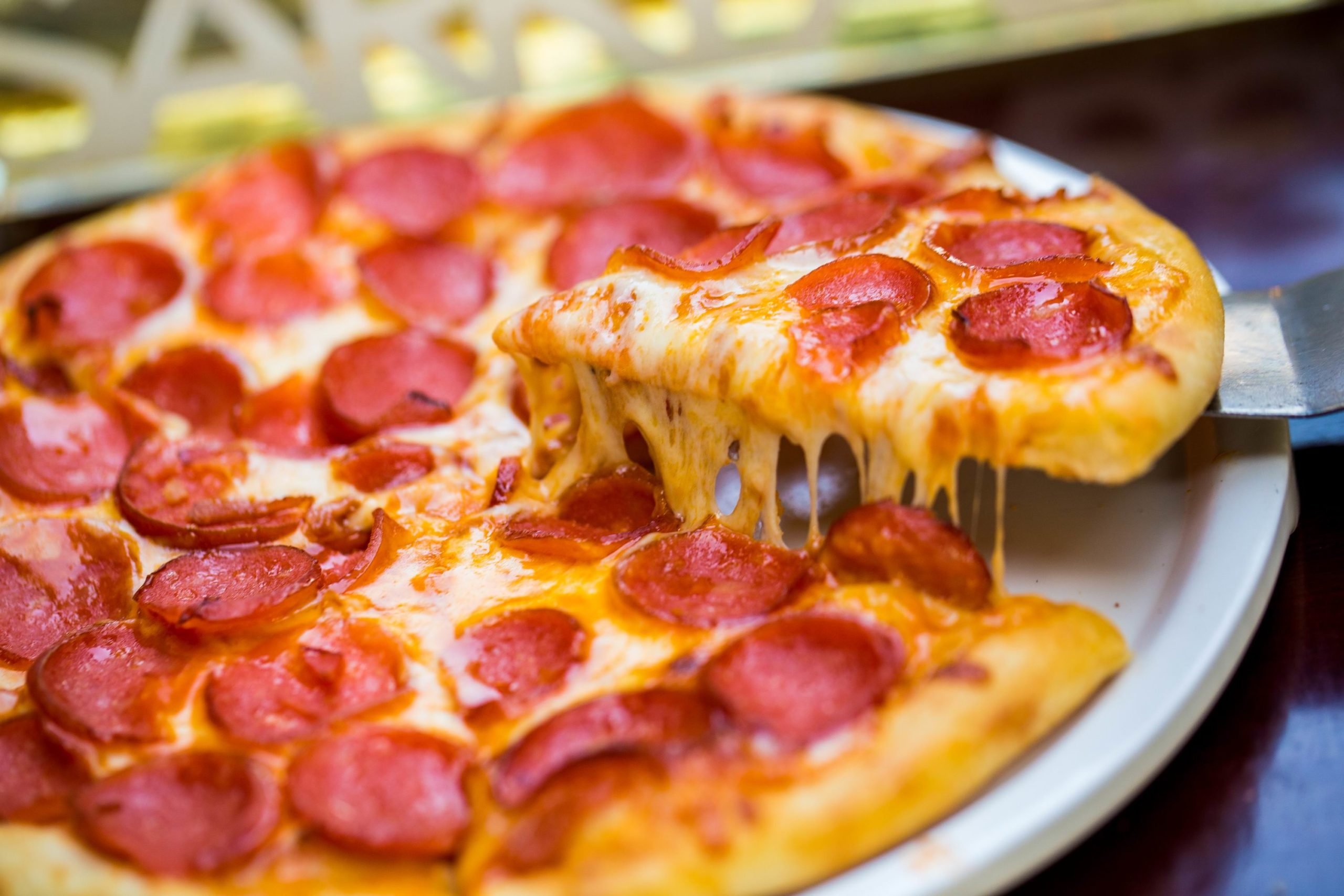 Самые вкусные поды. Пицца пепперони. Сочная вкусная пицца. Пицца с сосисками. Сочная пицца пепперони.