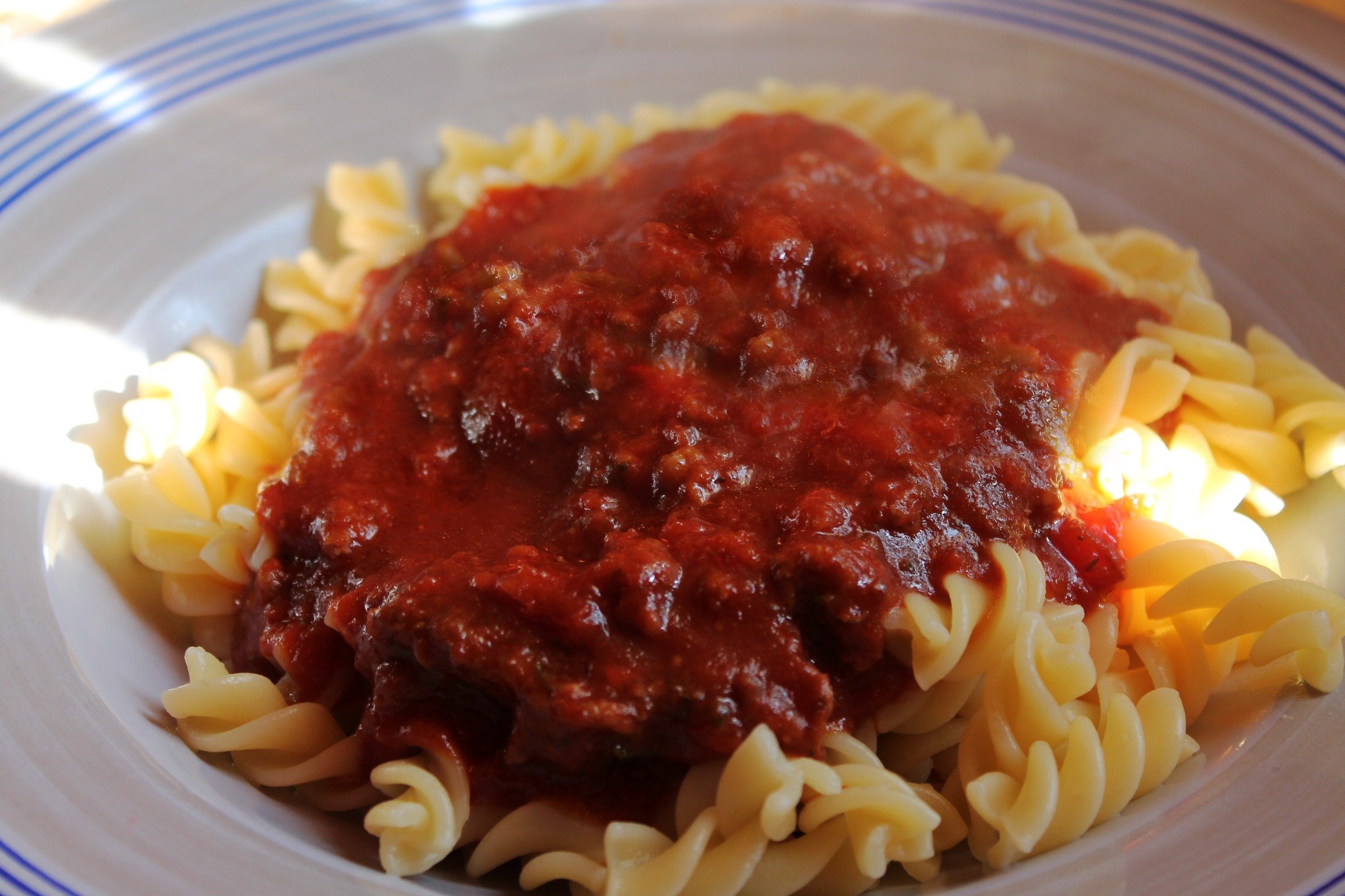 Спагетти болоньезе томатная паста. Спагетти болоньезе. Макароны с подливкой. Макароны с подливкой с мясом. Паста болоньезе.