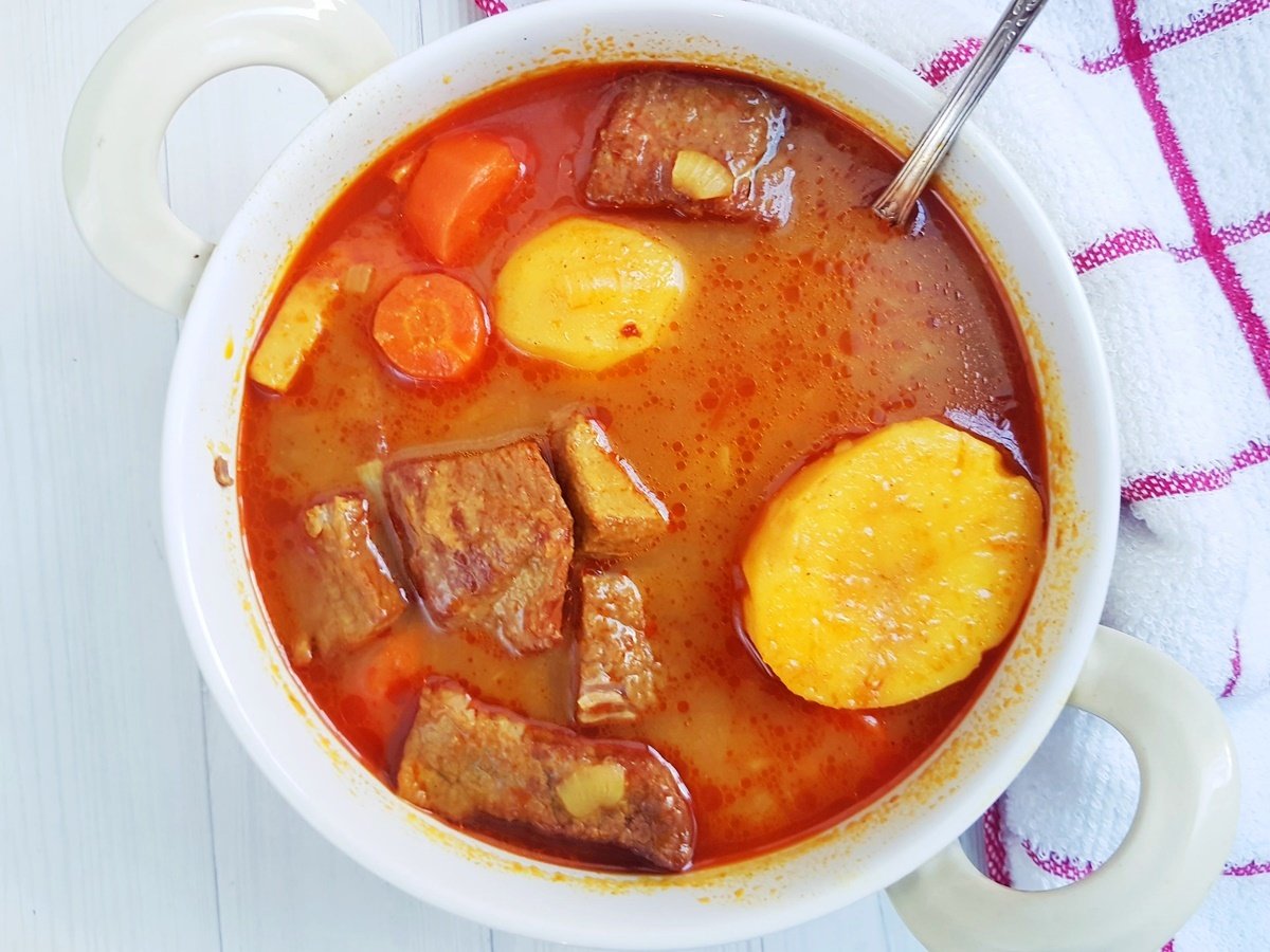 Рецепт простого супа с мясом и картошкой. Суп с мясом и картошкой. Йеменский мясной суп. Йеменская кухня супы. Суп с большими кусками картошки.