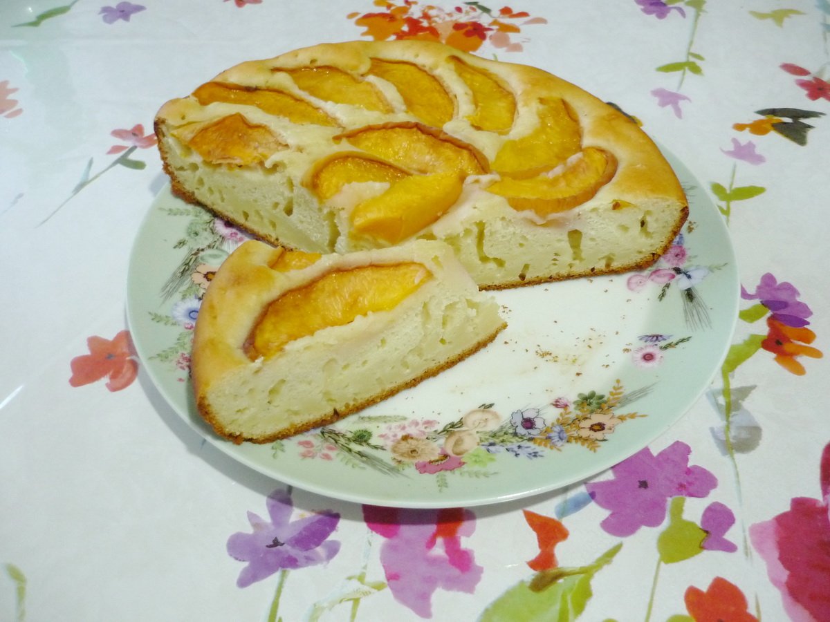 Пирог с персиками на кефире