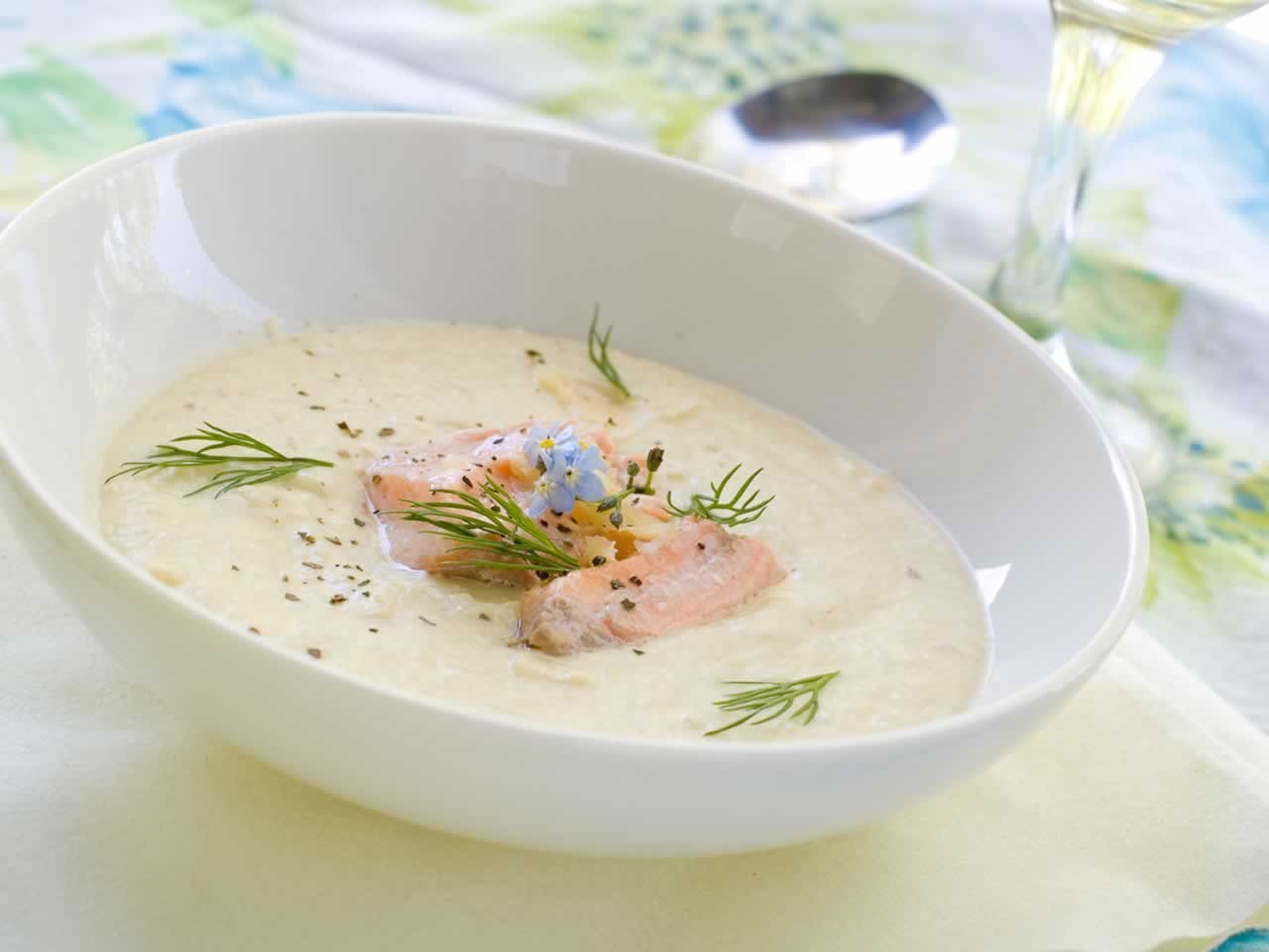 Крем суп для детей. Суп пюре с красной рыбой. Рыбный суп пюре со сливками по фински. Крем суп из лосося. Сливочный суп с рыбой.