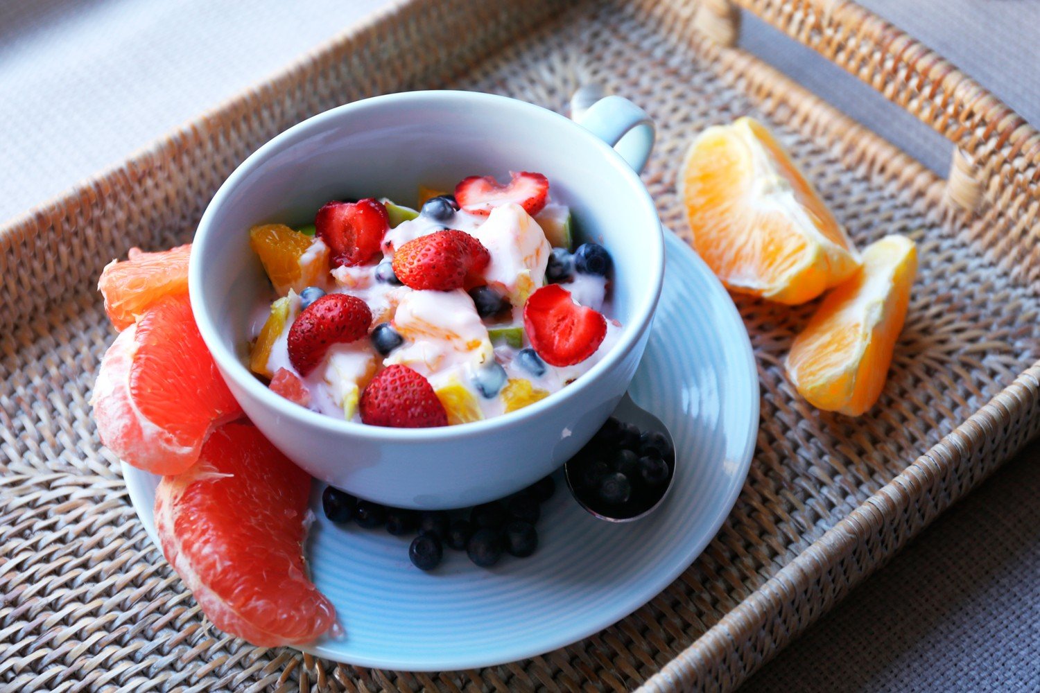 Есть фрукты на завтрак. Фруктовый завтрак. Фруктовый салат на завтрак. Йогурт с фруктами. Йогурт с фруктами на завтрак.