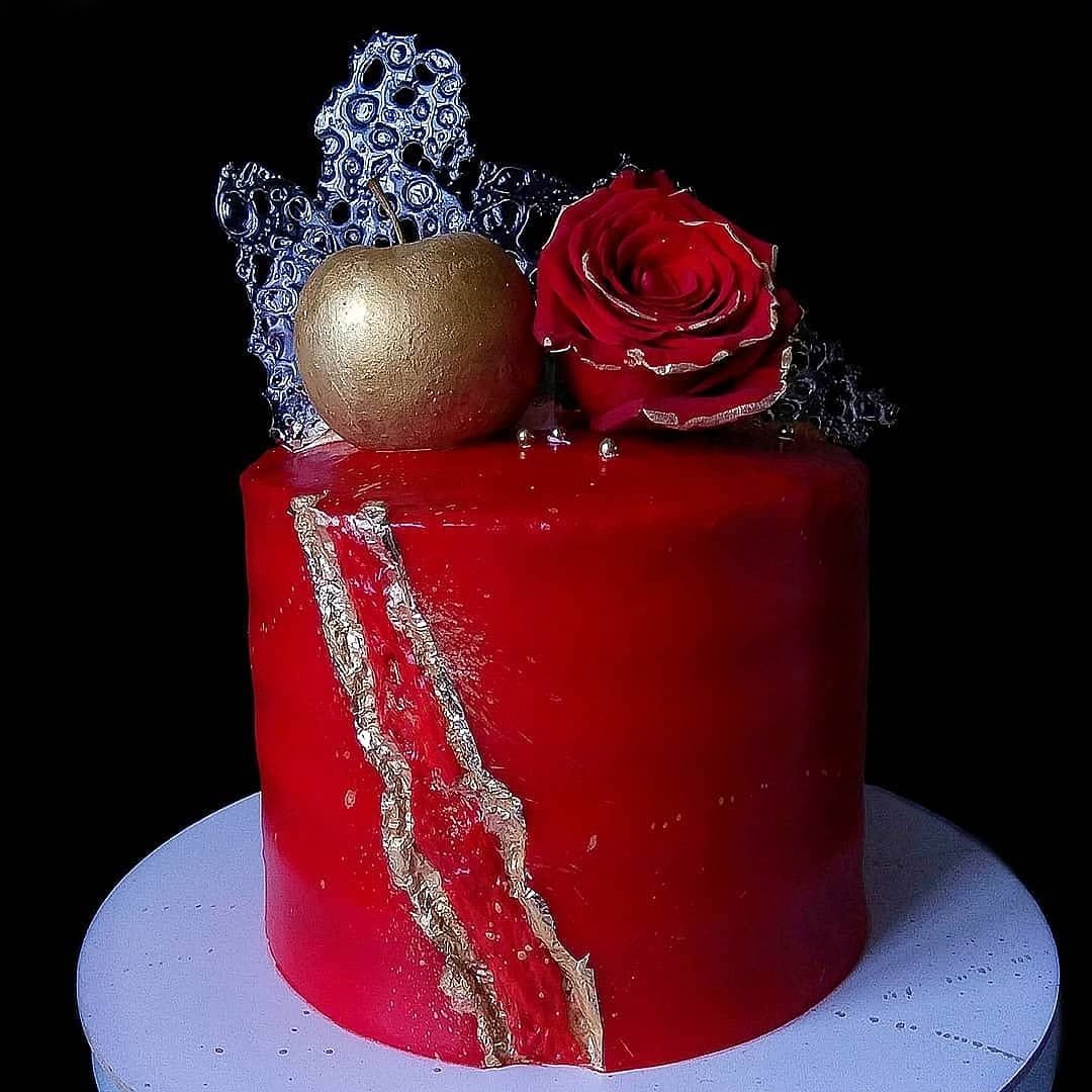 Торт красно золотой. Красно черный торт. Черно красный торт. Торт с блёстками. Красный торт с золотыми шариками.