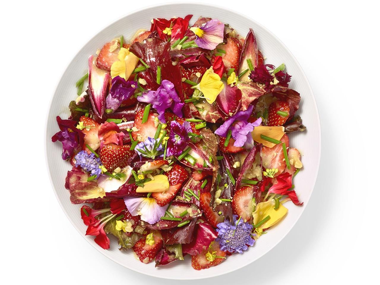 Салат съедобный. Съедобные цветы. Салат с съедобными цветами. Съедобные тарелки. Съедобные цветы в кулинарии.
