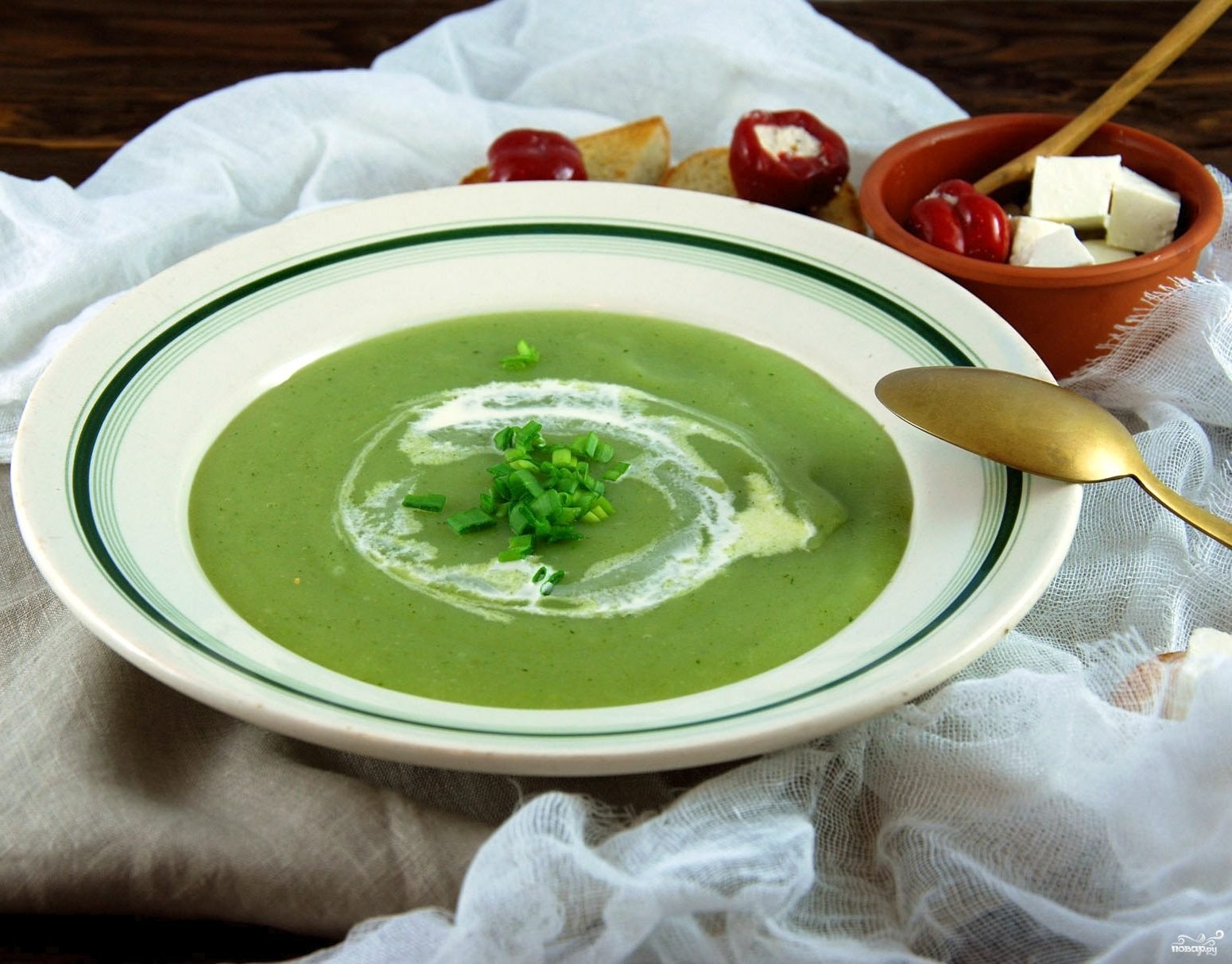 Суп пюре из брокколи классический рецепт. Крем суп из брокколи. Крем суп брокколи. Суп пюре из брокколи. Суп пюре с брокколи.