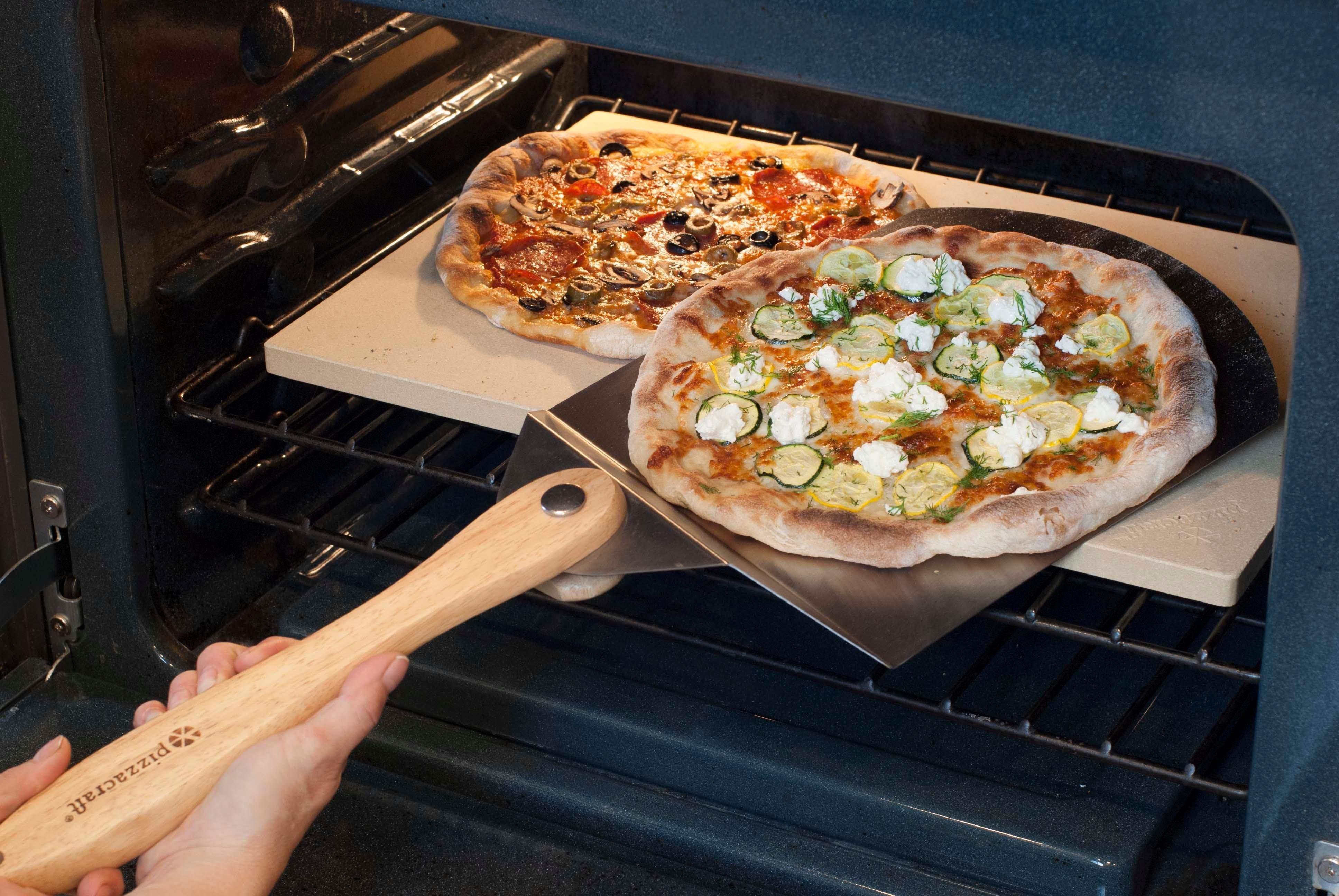 Сколько по времени печь пиццу в духовке. Камень для пиццы в духовку. Доска для пиццы в духовку. Пицца на решетке в духовке. Выпечка и пицца.