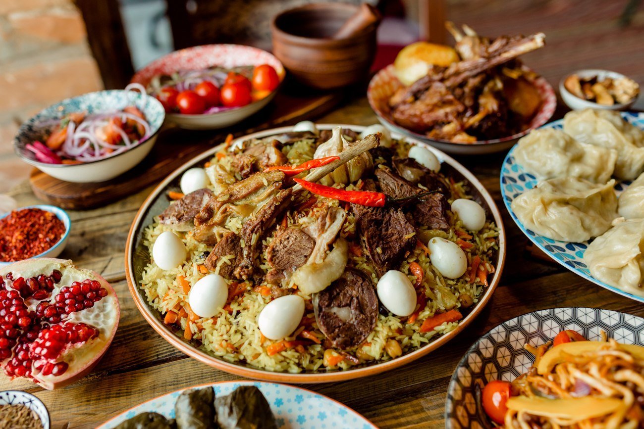 Таджикские блюда фото. Таджикская кухня. Национальная еда Таджикистана. Дастархан Национальная кухня Таджикистана. Миллий таомлар Норин.