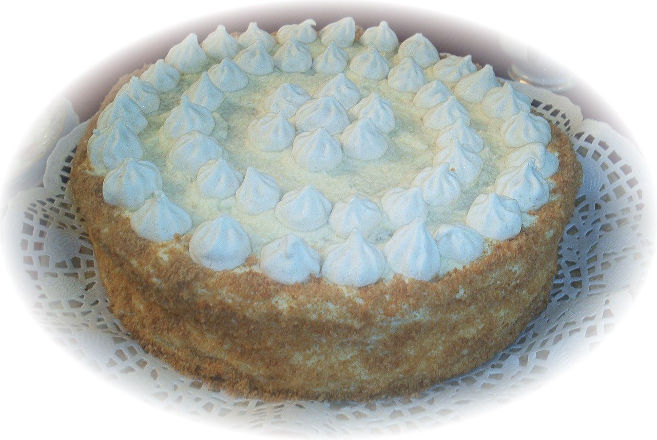 Бисквитное с белковым кремом. Бисквитный торт. Бисквитный торт с белковым кремом. Бисквитный торт Калач. Бисквитный торт Славянский.