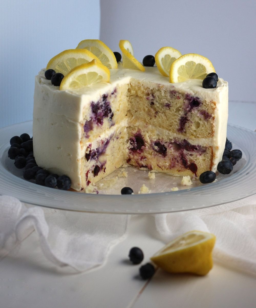 Крем чиз с бананом. Черничный крем чиз. Лимонно черничный торт. Lemon Blueberry Cake. Торт с черничным кремом чиз.