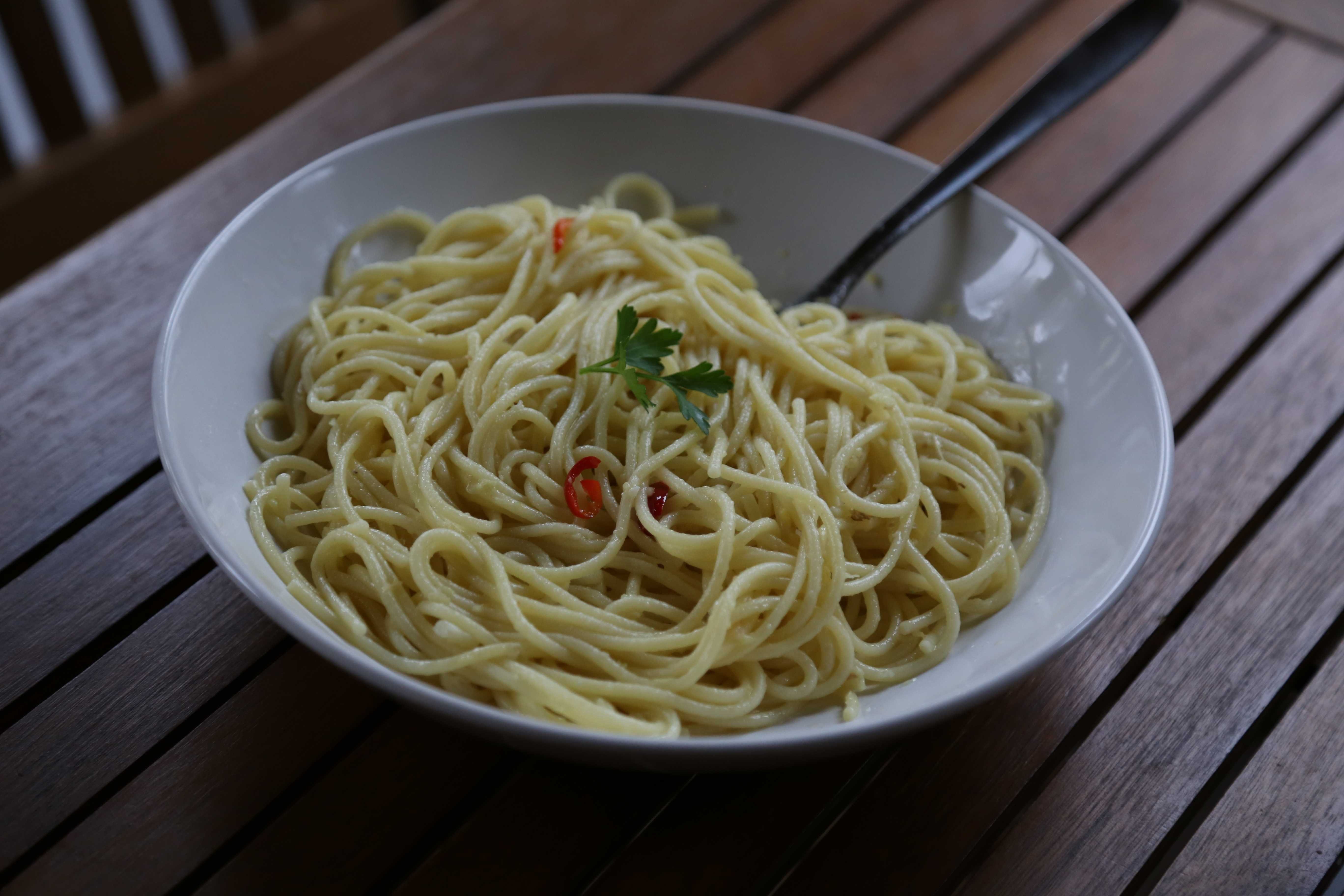 Группа лапша. Спагетти aglio e olio. Samyang лапша Carbonara. Лапша в тарелке. Макароны в тарелке.