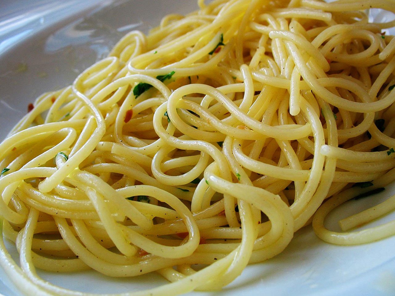 Спагетти. Макароны готовые. Макароны вареные. Блюда из макарон.