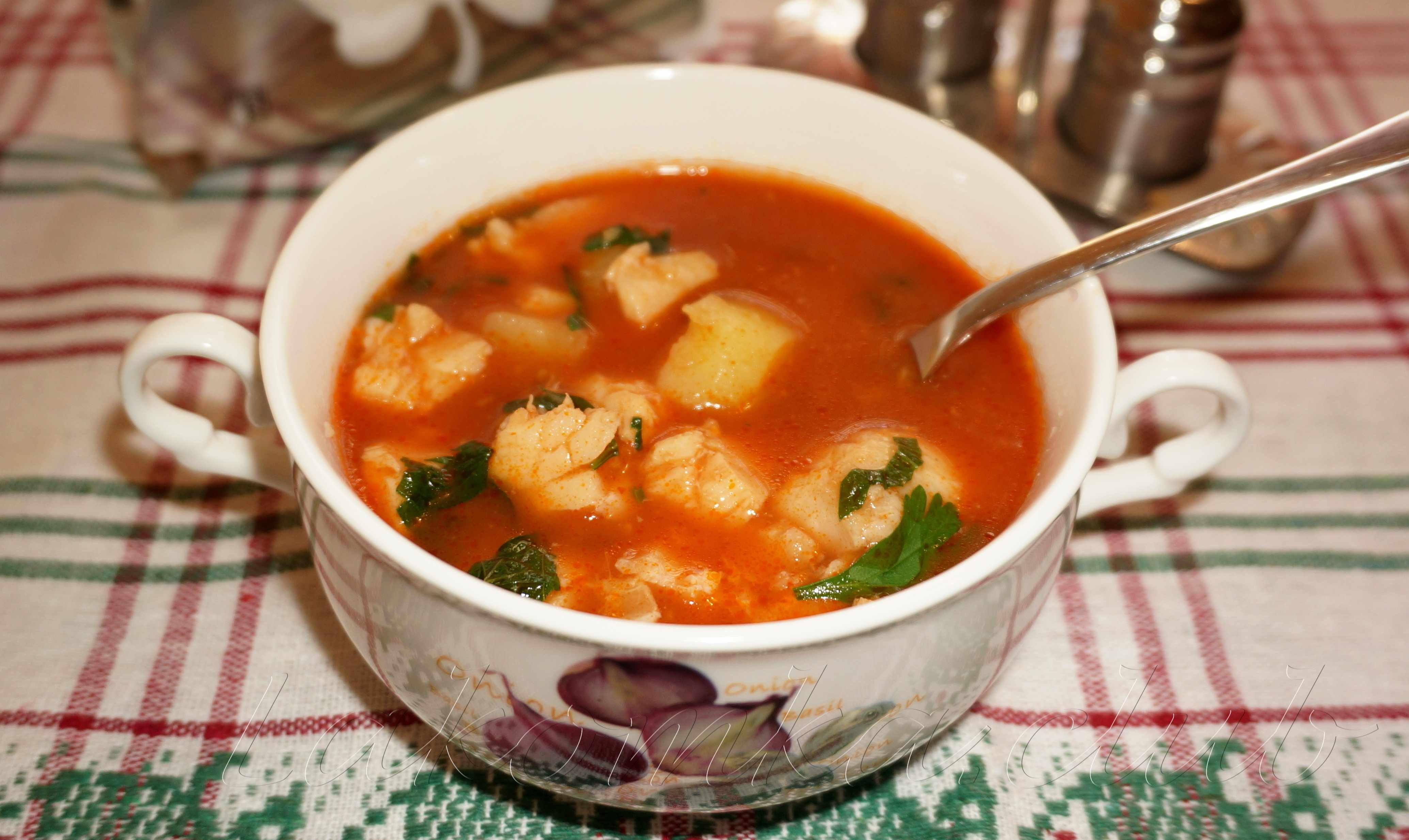 Рыбный суп из томатной консервы. Суп с килькой. Томатный суп с рыбой. Окрошка с килькой в томатном соусе. Рыбный суп из консервов с рыбой в томатном соусе.