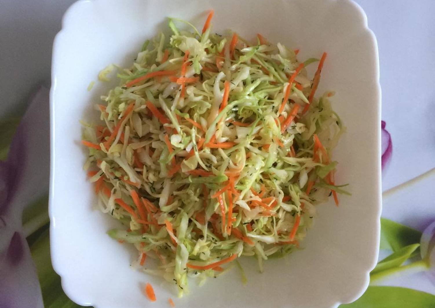 Витаминный салат с уксусом рецепт. Салат со свежей капустой и морковью. Салат с капустой и морковью. Салат из свежей капусты и моркови. Салат витаминный.