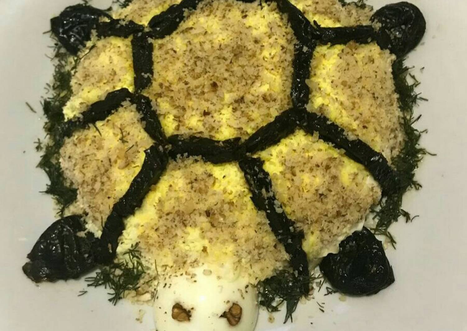 Рецепты салата черепаха с грецкими. Салат Черепаший вальс. Салат черепашка. Салат черепаха с черносливом. Салат черепашка лента.
