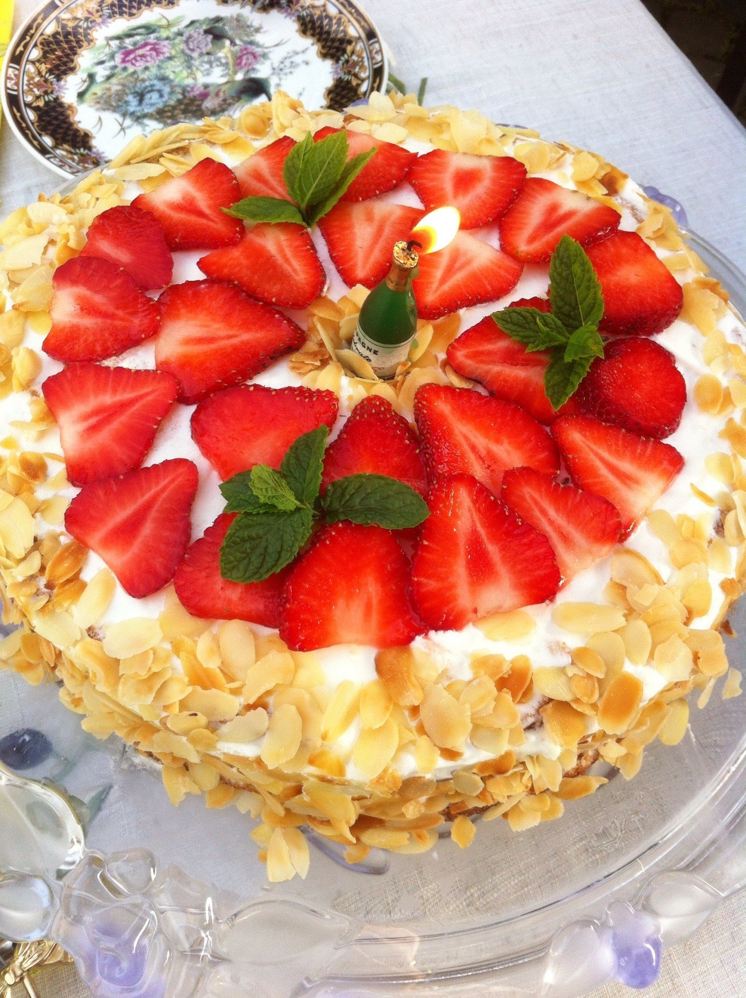 Фото торта со сливками. Клубничный Наполеон. Торт «Наполеон» с клубникой. Клубничный торт Наполеон Наполеон. Торт со взбитыми сливками и фруктами.