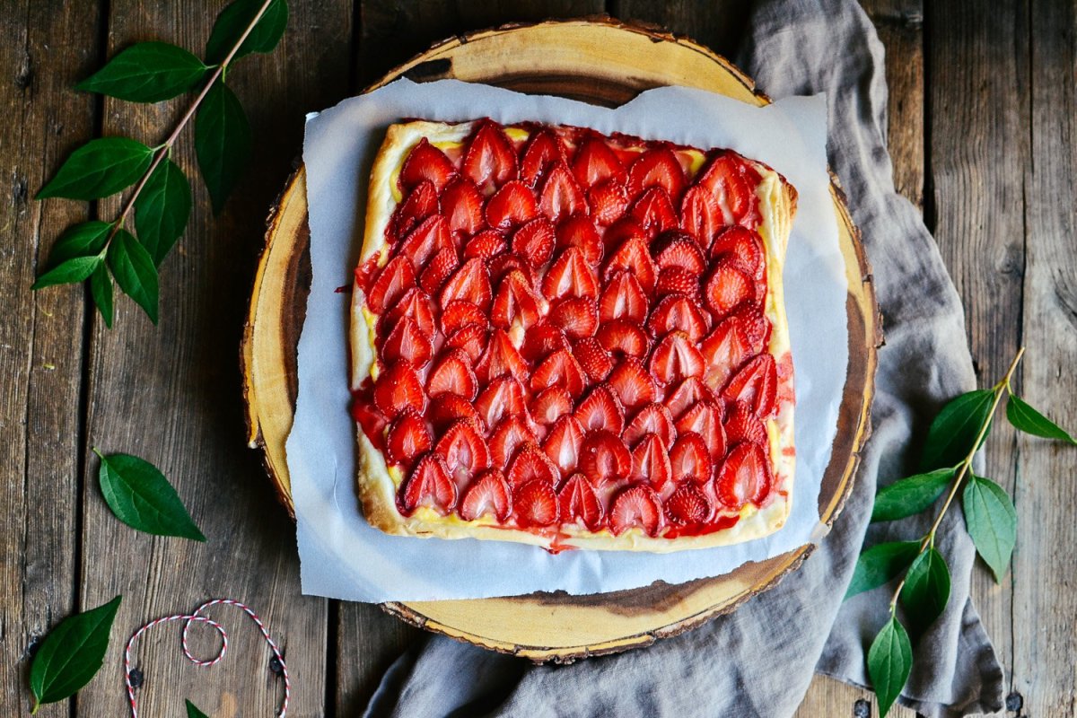 Пирог с клубникой из слоеного теста