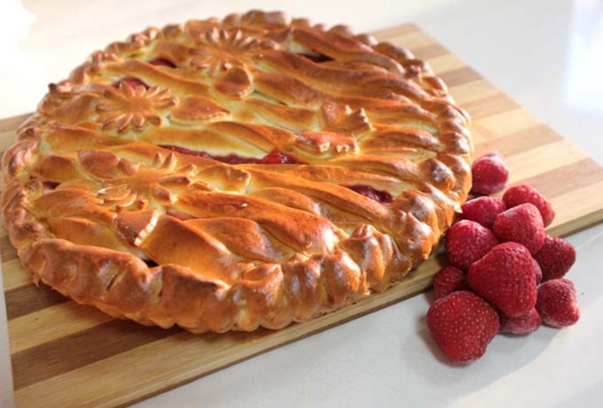 Пирог с клубникой из дрожжевого теста