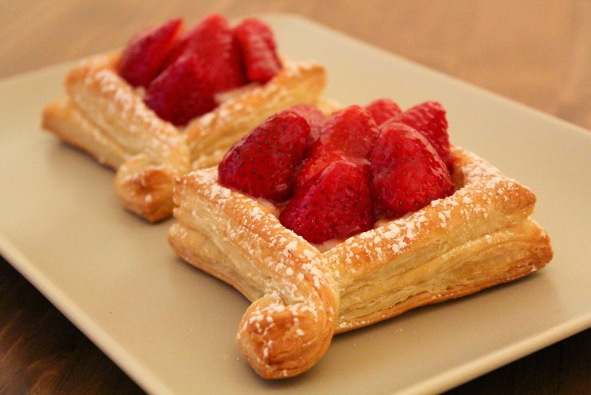 Слойки с клубникой