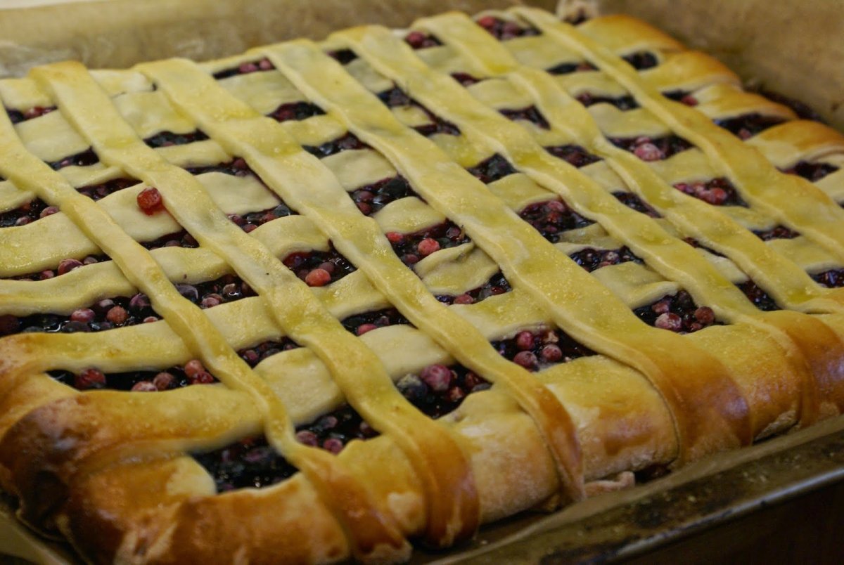 Пирог из слоеного теста с ягодами