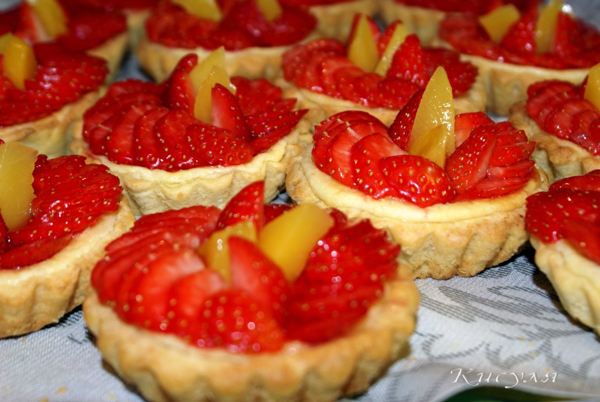 Корзинка с клубникой пирожное