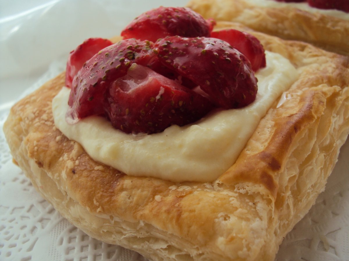 Слойки с заварным кремом и малиной