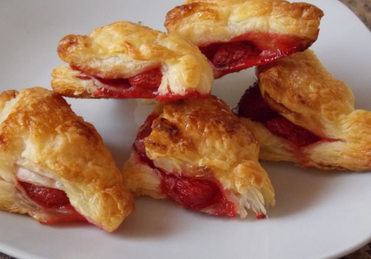 Слойка с клубникой из слоеного