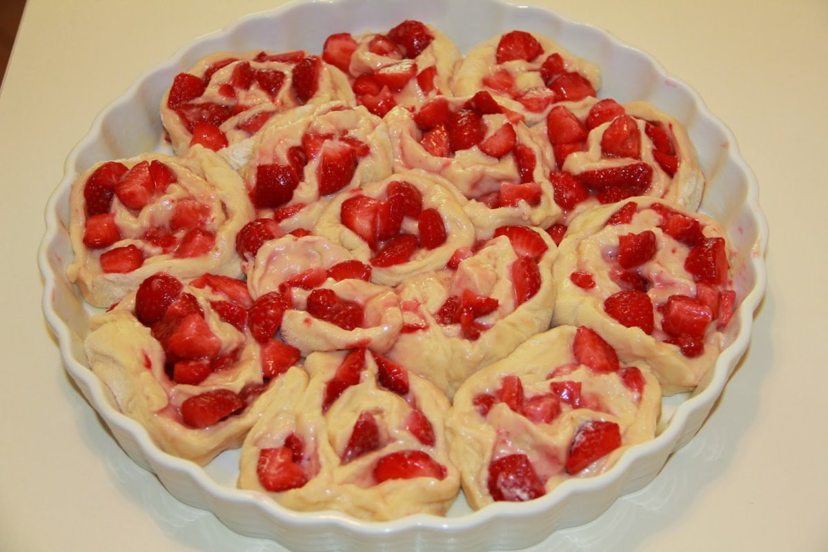 Мясные розочки из слоеного теста с перцами и томатным соусом.