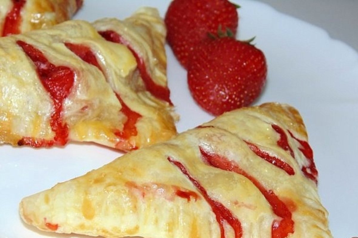 Слойки с клубникой из слоеного теста дрожжевого