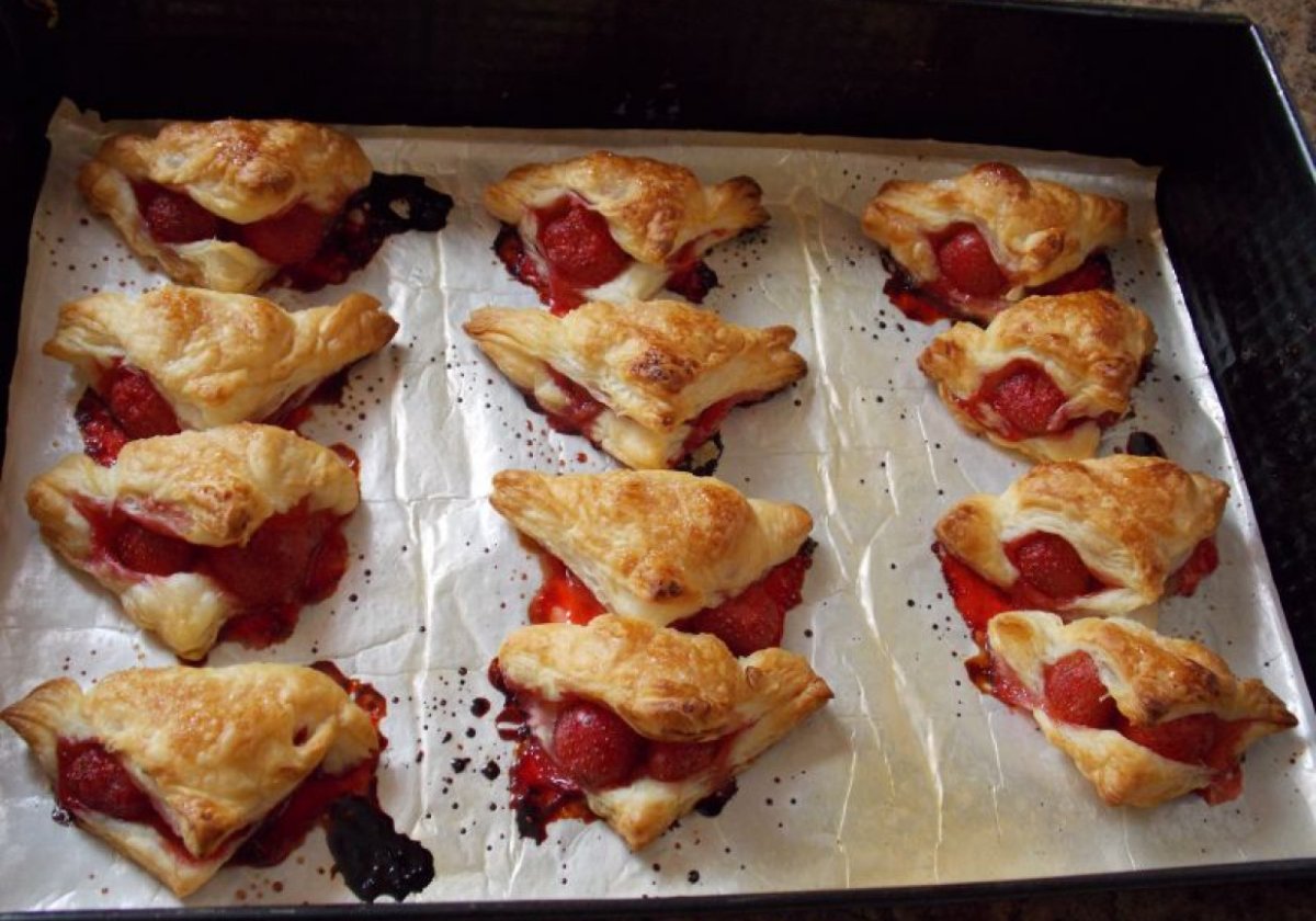 Слойки с клубникой