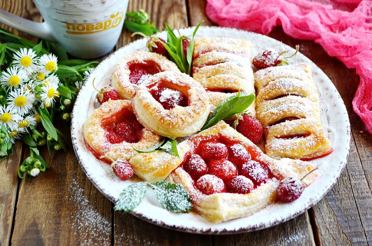 Слойки с клубникой