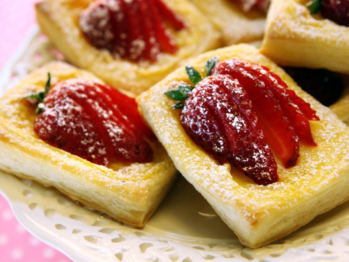 Булочка с клубникой